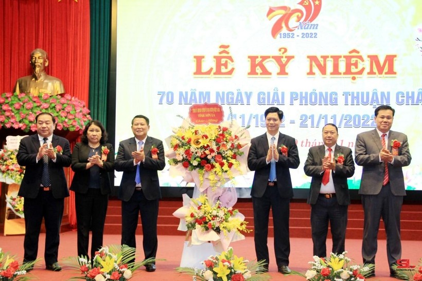Lãnh đạo tỉnh tặng hoa chúc mừng huyện Thuận Châu..