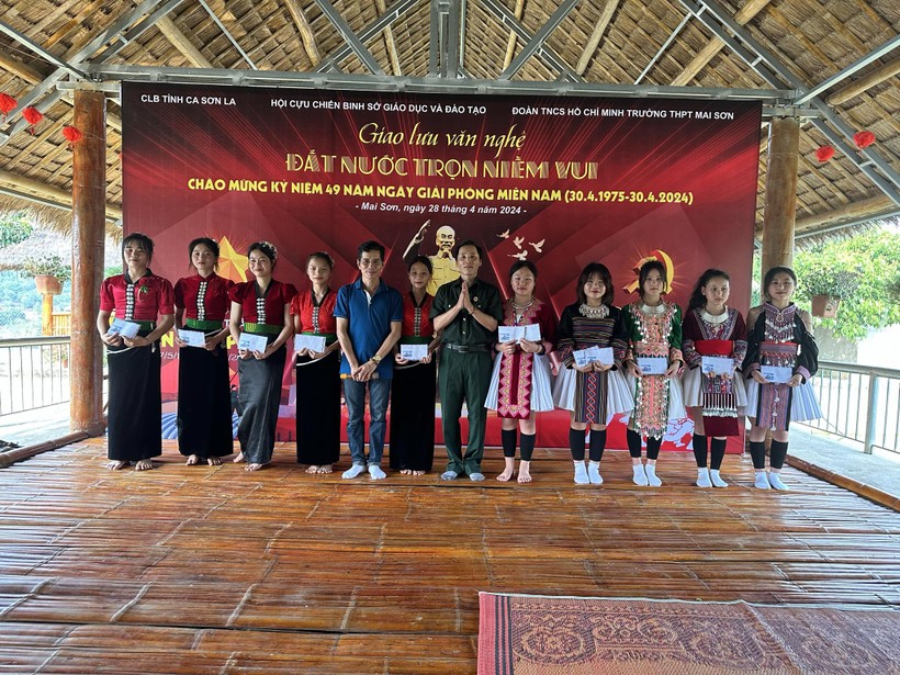 Ông Nguyễn Đăng Dưỡng - Chủ tịch Hội cựu chiến binh Sở GD&ĐT tỉnh Sơn La trao quà cho học sinh lớp 12 có hoàn cảnh khó khăn.