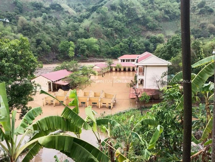 Do trường học THCS Tạ Khoa nằm ở vị trí thấp nên mưa lớn thường xuyên bị ngập nước.
