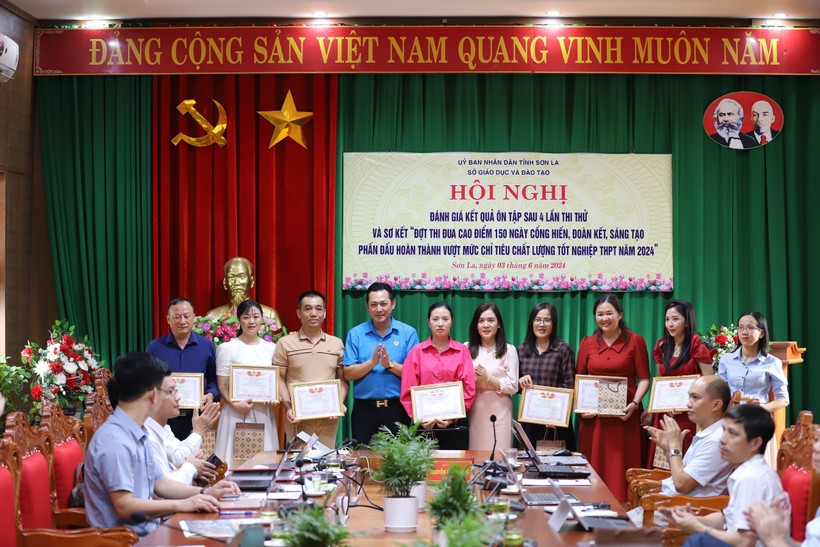 Ông Nguyễn Cảnh Hưng, Chủ tịch Công đoàn ngành giáo dục Sơn La tặng giấy khen cho các cá nhân có thành tích xuất sắc trong phong trào thi đua.