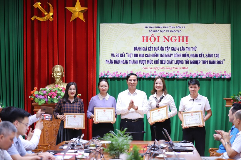 Ông Nguyễn Huy Hoàng, Giám đốc Sở GD&ĐT tỉnh Sơn La tặng giấy khen cho các tập thể có thành tích xuất sắc trong đợt thi đua.