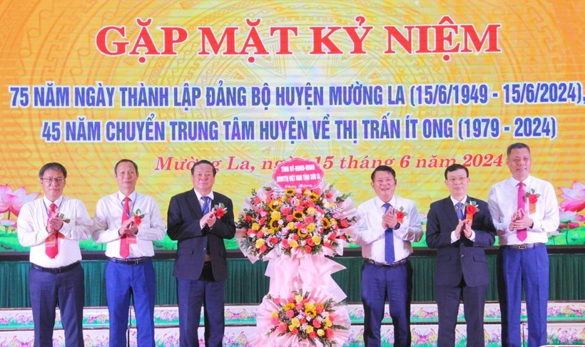 Lãnh đạo Tỉnh ủy, UBND tỉnh Sơn La tặng hoa chúc mừng Đảng bộ huyện Mường La.