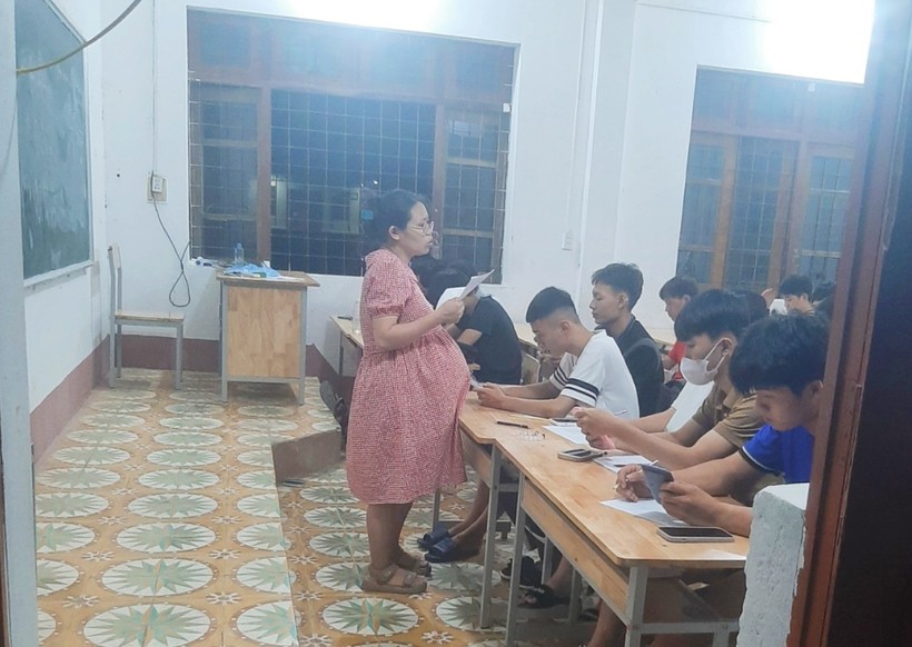 Cô giáo Nguyễn Huyền Dân đang tập trung ôn luyện kiến thức cho học sinh.