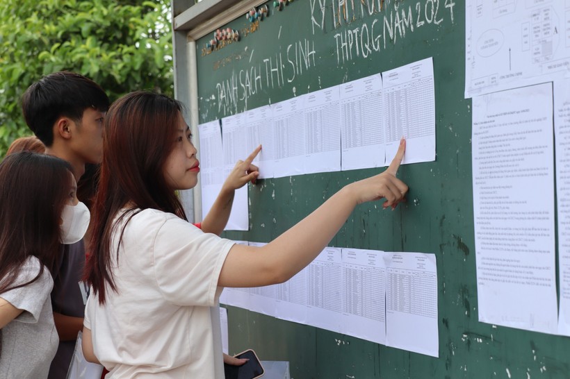 Thí sinh tại điểm thi trường THPT Tân Lạc đang xem danh sách phòng thi.