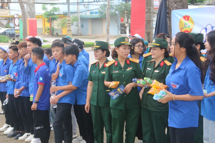 Lực lượng quân đội và Đoàn thanh niên tình nguyện tiếp sức thí sinh trước điểm thi.