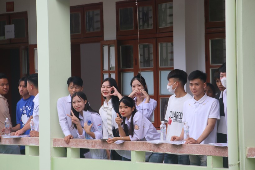 Học sinh trường THPT Chiềng Sinh cười vui vẻ sau khi kết thúc môn thi Ngữ Văn.