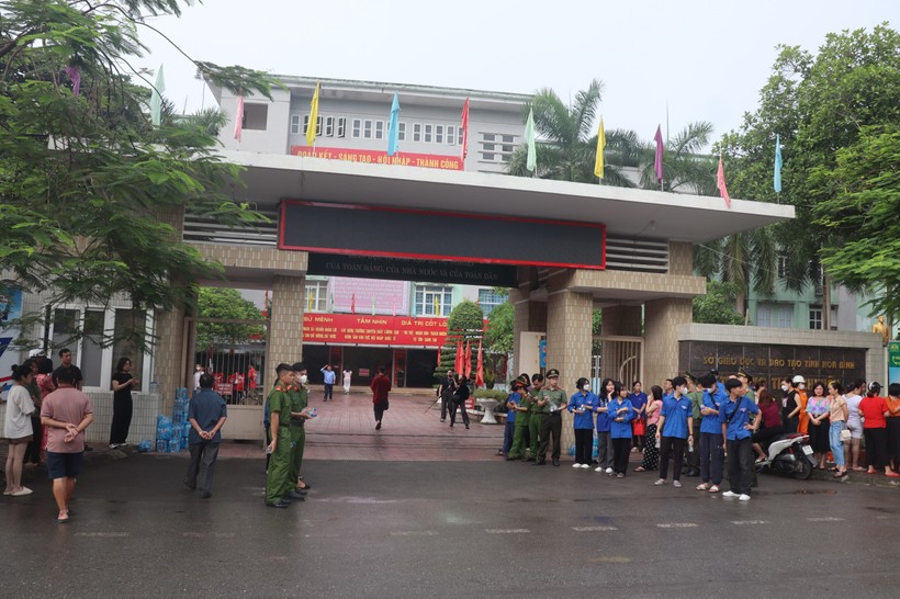 Lực lượng Công an, đoàn thanh niên đứng ở cổng trường hỗ trợ các thí sinh dự thi tốt nghiệp.