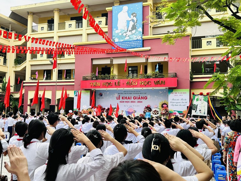 Thầy, trò Trường THCS Hà Huy Tập trong Lễ khai giảng.