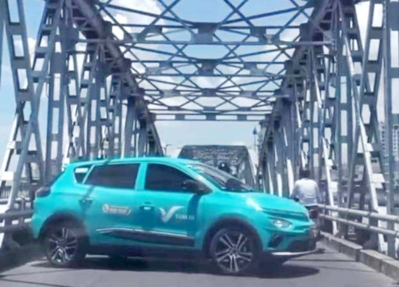 Chiếc xe taxi tự ý quay đầu xe trên cầu Trường Tiền, TP Huế. (Ảnh: Cắt từ clip trên mạng xã hội).