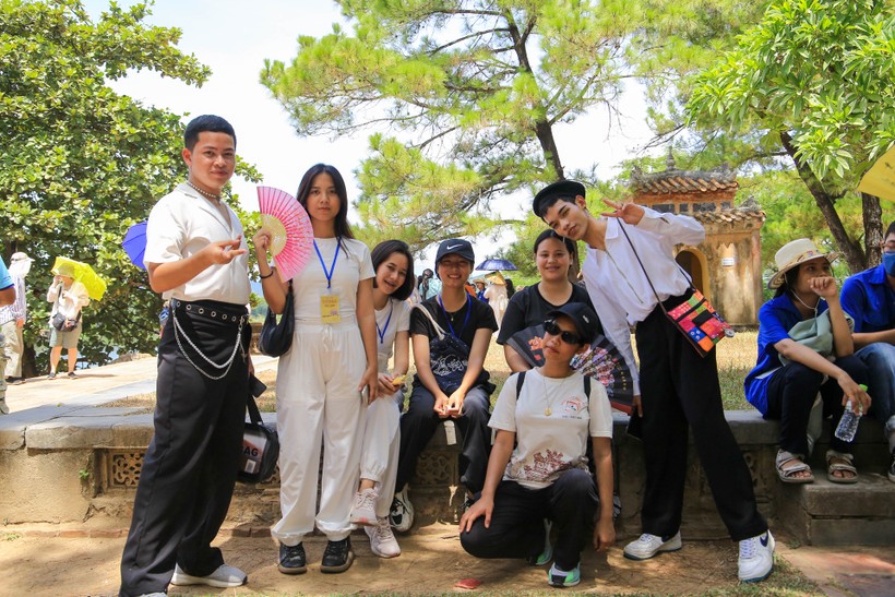 Học sinh đến từ Thái Lan hào hứng khi được trải nghiệm, tham quan tại chùa Thiên Mụ. (Ảnh: Hoàng Hải).