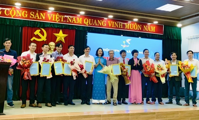Kết nạp 15 nam giới thành hội viên danh dự của Hội LHPN thị xã Hương Trà, tỉnh Thừa Thiên - Huế. (Ảnh: T.V)