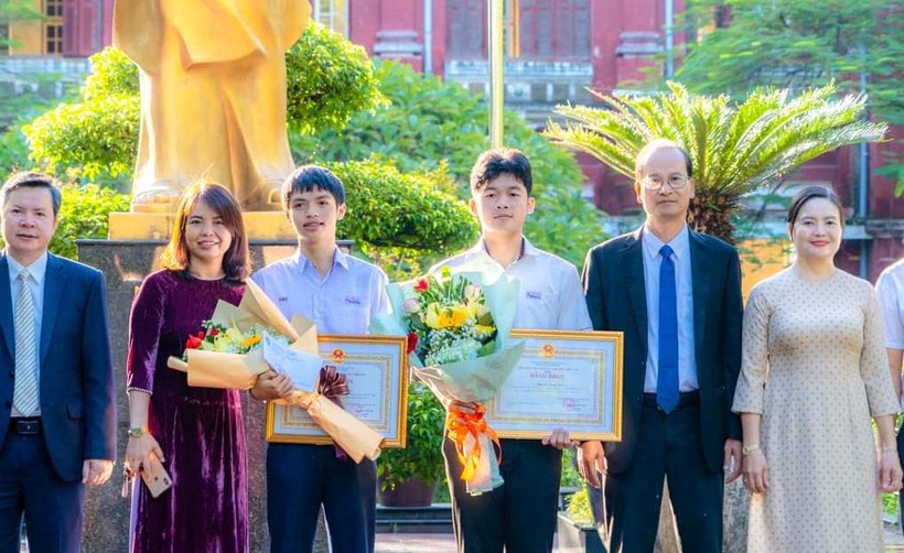 Tỉnh Thừa Thiên - Huế tuyên dương 2 học sinh xuất sắc. (Ảnh: B.M)