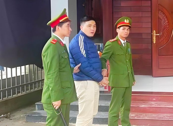 Công an thực hiện lệnh bắt ông Trần Viết Thế Sơn, cán bộ Hạt Kiểm lâm huyện Nam Đông. (Ảnh: CACC)