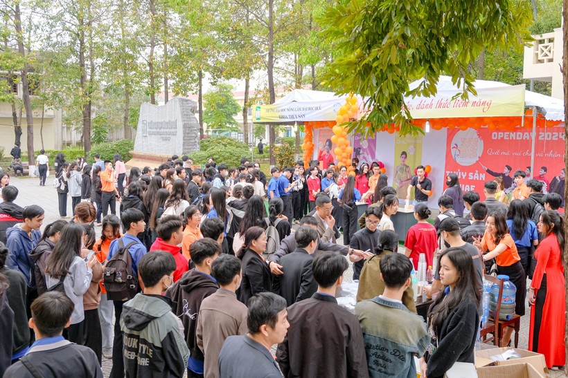 Gần 1.000 học sinh tham dự ngày hội hướng nghiệp Trường ĐH Nông lâm, ĐH Huế.