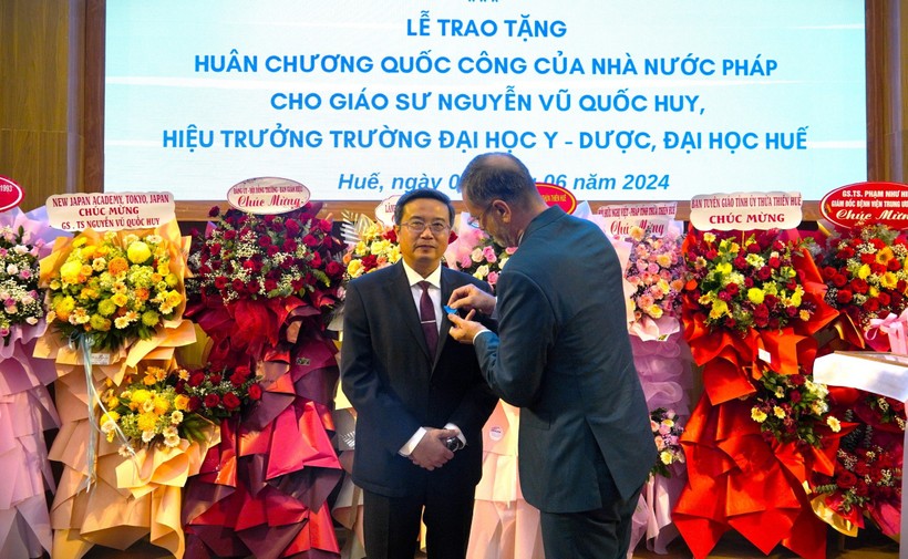 Ngài Olivier Brochet, Đại sứ Cộng hòa Pháp tại Việt Nam trao tặng Huân chương Công trạng Quốc gia, tước hiệu Hiệp sĩ cho GS.TS Nguyễn Vũ Quốc Huy, Hiệu trưởng ĐH Y - Dược, ĐH Huế. 