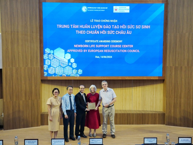 Đại diện Hội đồng Hồi sức châu Âu và Newborns Vietnam trao chứng nhận Trung tâm huấn luyện đào tạo hồi sức sơ sinh chuẩn châu Âu cho Trường Đại học Y – Dược, Đại học Huế (Ảnh: N.Q)