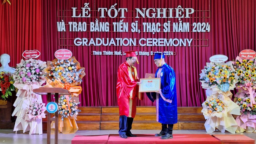Phó Hiệu trưởng phụ trách Nguyễn Thành Nhân trao bằng cho các tân thạc sĩ.