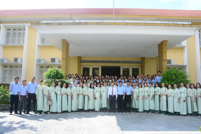 Tập thể cán bộ, giáo viên Trường Cao đẳng Y tế Huế chụp ảnh cùng ông Phan Ngọc Thọ, Phó Bí thư thường trực Tỉnh ủy Thừa Thiên Huế.