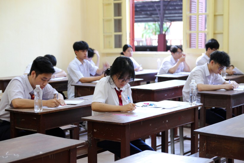 Thí sinh Thừa Thiên Huế ghi thông tin vào giấy thi ở môn thi Ngữ văn đầu tiên sáng 27/6. (Ảnh: Đại Dương - Hoàng Hải).