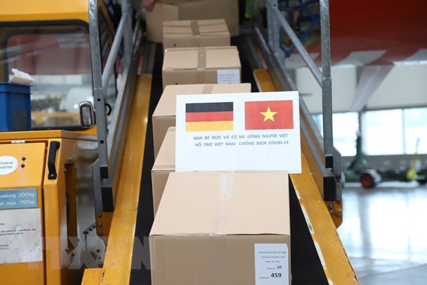 Thiết bị y tế, hàng hóa cứu trợ từ Hamburg (CHLB Đức) đang được xếp lên máy bay chuẩn bị về Việt Nam. Ảnh: VGP.