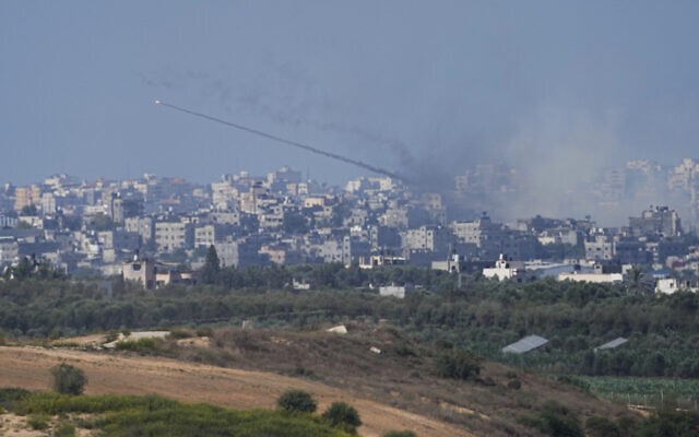 Tên lửa được bắn về phía Israel từ Dải Gaza, ngày 15/10/2023