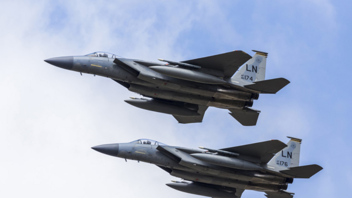 Hai chiến đấu cơ F-15 được Mỹ sử dụng để tấn công các nhóm quân được Iran hậu thuẫn ở Syria và Iraq.
