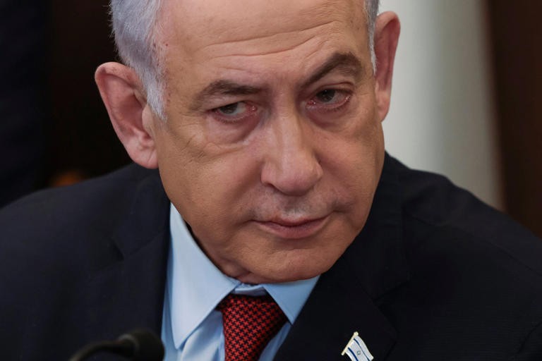 Thủ tướng Israel Benjamin Netanyahu đang phải đối mặt với phản ứng dữ dội về các khoản thanh toán bí mật