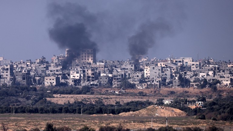 Khói cuồn cuộn bốc cao ở trung tâm Gaza sau cuộc tấn công của Israel hôm 1/1/2024