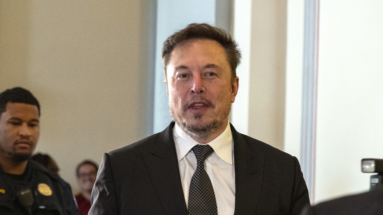 Giám đốc điều hành SpaceX và Tesla, tỉ phú Elon Musk