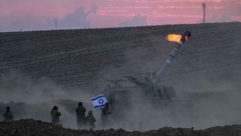 Một đơn vị pháo binh cơ động của Israel bắn đạn pháo từ vị trí gần biên giới Israel-Gaza