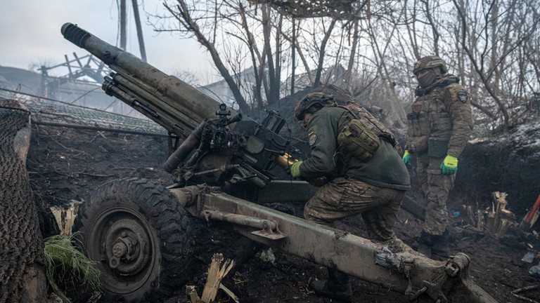 Binh sĩ Ukraine nạp đạn cho một đơn vị pháo binh ở tiền tuyến