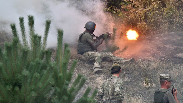 Một huấn luyện viên người Anh quan sát một người lính Kiev trong cuộc tập trận quân sự trên trường bắn ở Zhitomir, Ukraine