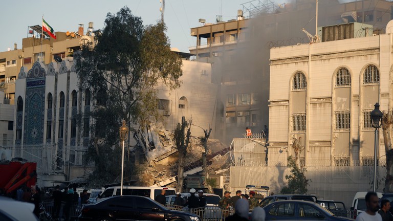 Lực lượng chức năng làm việc tại một tòa nhà bị phá hủy sau cuộc không kích ở Damascus, Syria, ngày 1/4/2024