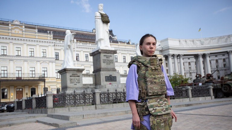 Một phụ nữ Ukraine trong bộ áo giáp được thiết kế đặc biệt 