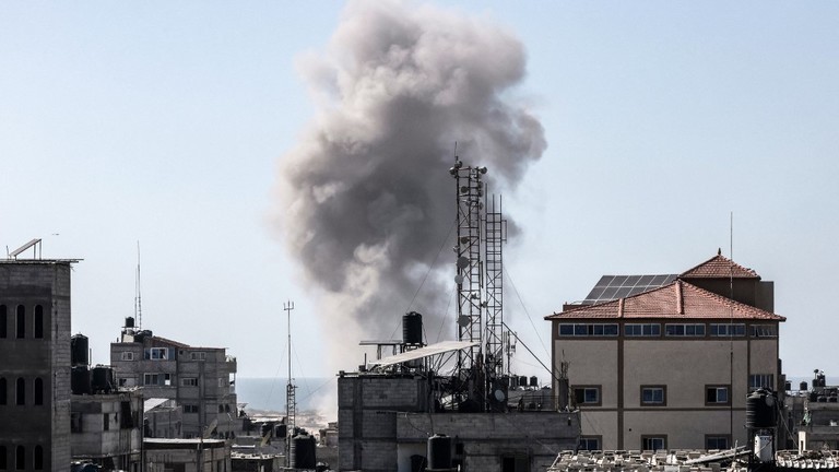 Khói bốc lên từ hiện trường vụ ném bom của Israel ở Rafah, Gaza, ngày 21/4/2024