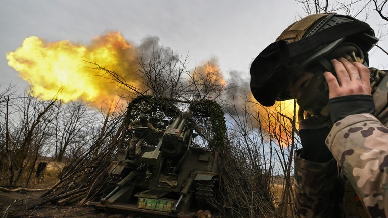 Pháo tự hành của Nga khai hỏa ở Donbass