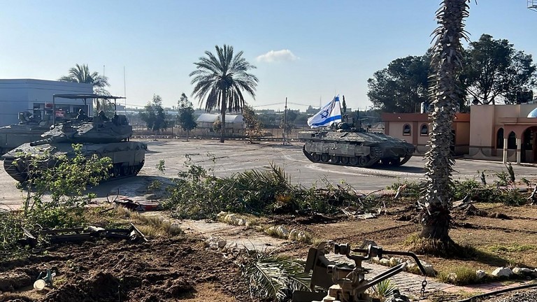 Xe tăng Israel tiến vào cửa khẩu biên giới Rafah ở Gaza, ngày 7/5/2024