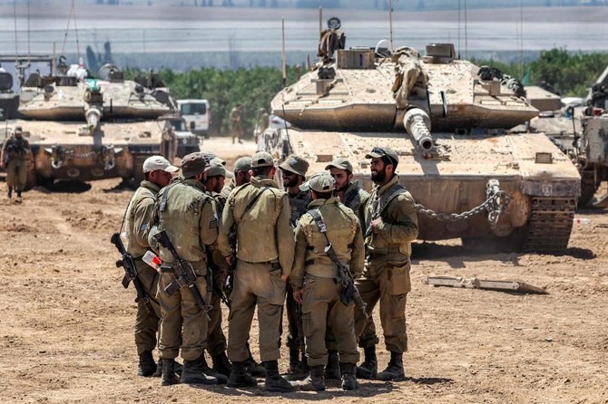 Các binh sĩ IDF đứng trước một chiếc xe tăng chiến đấu ở biên giới với Dải Gaza, ngày 9/5/2024