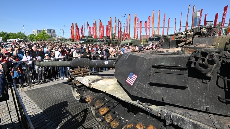 Xe tăng M1 Abrams do Mỹ sản xuất bị Nga phá hủy trên chiến trường Ukraine, được trưng bày tại Moscow, Nga, ngày 1/5/2024.