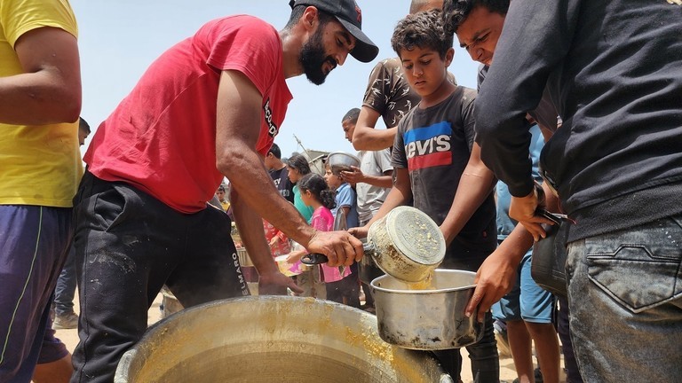 Thực phẩm được phân phát cho người dân bởi các tổ chức từ thiện ở Rafah, Gaza, ngày 17/5/2024