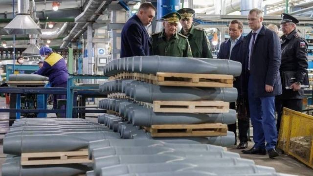 Nga sản xuất ra 12.320 quả đạn pháo mỗi ngày