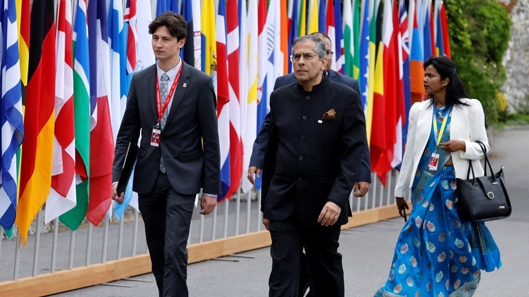 Quan chức ngoại giao cấp cao của Ấn Độ, Pavan Kapoor (giữa) tham dự Hội nghị thượng đỉnh về hòa bình ở Ukraine tại Burgenstock Resort, Thụy Sĩ, ngày 15/6/2024