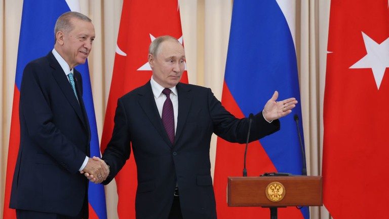 Tổng thống Thổ Nhĩ Kỳ Recep Tayyip Erdogan (trái) và Tổng thống Nga Vladimir Putin