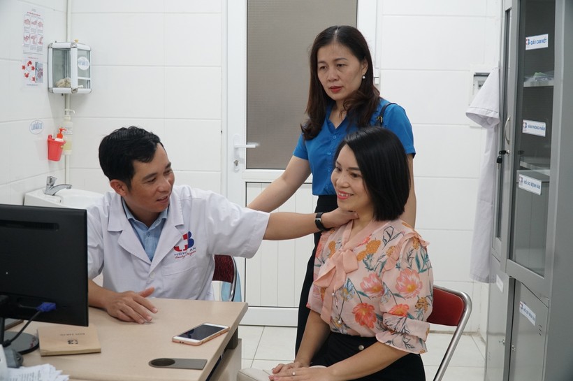 Bác sĩ Bệnh viện Ung bướu Nghệ An khám sàng lọc tuyến giáp cho cán bộ, nhà giáo