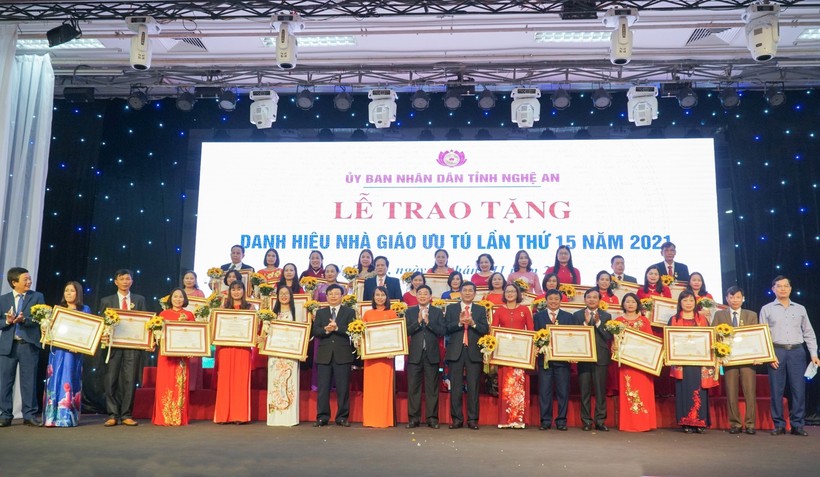 UBND tỉnh Nghệ An tổ chức Lễ trao danh hiệu Nhà giáo ưu tú năm 2021 cho 34 thầy cô 