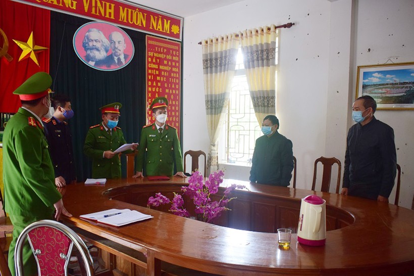 Công an huyện Tương Dương tống đạt quyết định khởi tố các bị can.
