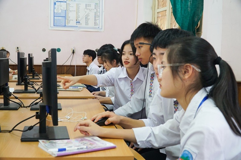 Học sinh Trường Phổ thông Dân tộc nội trú THPT tỉnh Nghệ An trong giờ Tin học.
