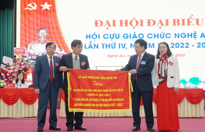 Trao cờ thi đua của Trung ương Hội cựu giáo chức cho Hội cựu giáo chức tỉnh Nghệ An vì có thành tích xuất sắc trong nhiệm kỳ 2018-2022.