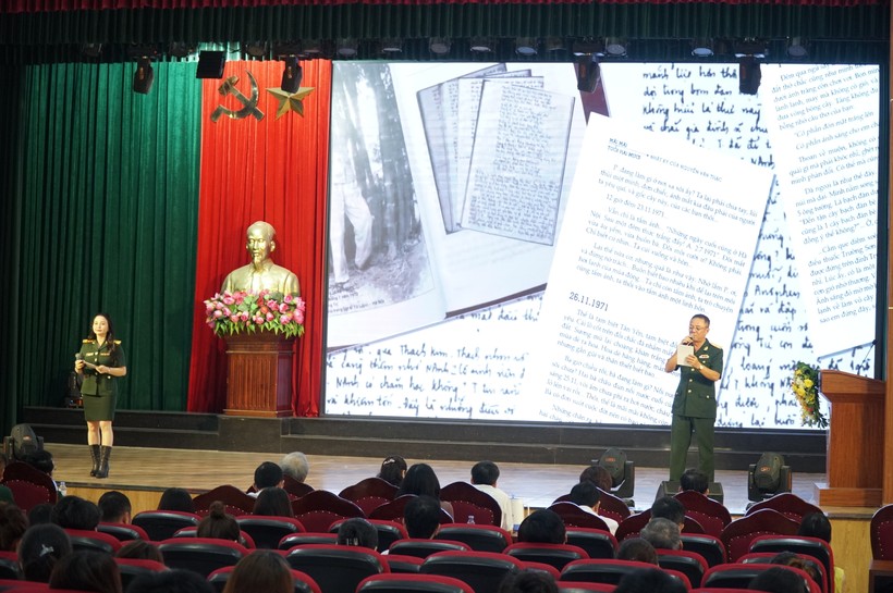 Cán bộ nhà văn hóa Quân khu IV giới thiệu sách "Mãi mãi tuổi hai mươi" - nhật ký của liệt sỹ Nguyễn Văn Thạc. Ảnh: Hồ Lài.