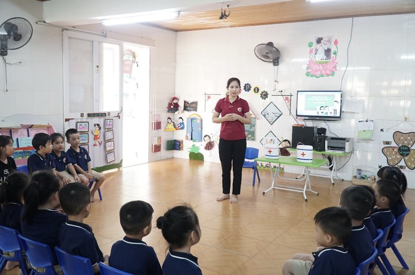 Cô giáo và trẻ tại Trường Mầm non Hoa Hồng, TP Vinh, Nghệ An. Ảnh: Hồ Lài.